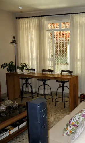 Aparador de madeira maciça com 3 bancos
