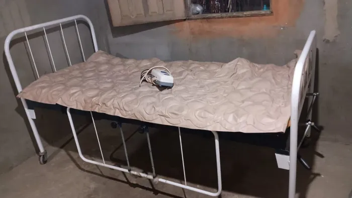Vendo cama hospitalar, com colchão ortopédico, mais motor para encher colchão