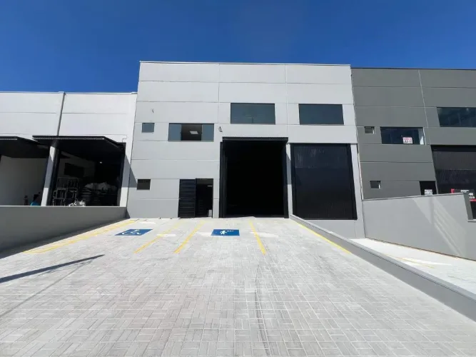 Galpão para Locação com Doca  660 m²  Loteamento Firenze | Palhoça