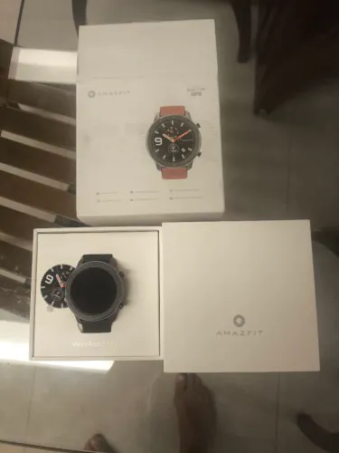 Smartwatch Amazfit GTR na caixa 
