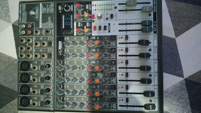 Mesa de som Behringer 1204