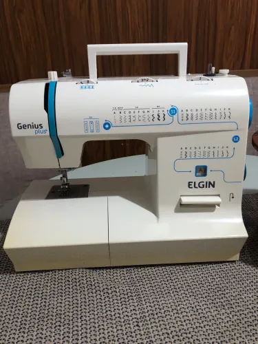 Vende-se máquina de costura semi nova