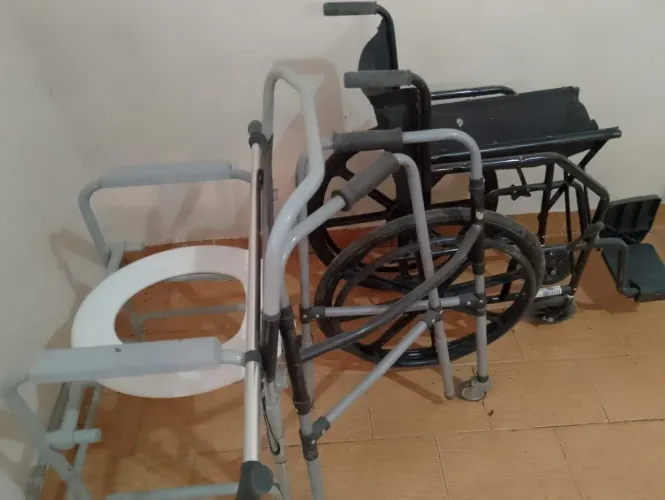 Cadeira de rodas semi nova R$800 / cadeira de banho R$250