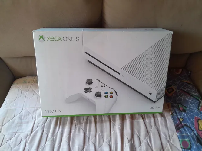 Xbox One S + 2 jogos mídia física + 4 digitais+ 1 controle, 1Tb de armazenamento
