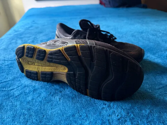 Tênis ASICS GEL-Nimbus 21 - Tamanho 41 BR (Preto/Amarelo)