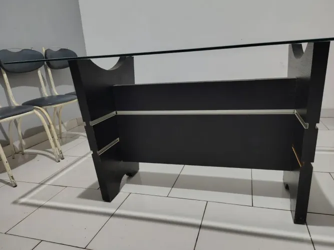 Mesa de vidro com 4 cadeiras