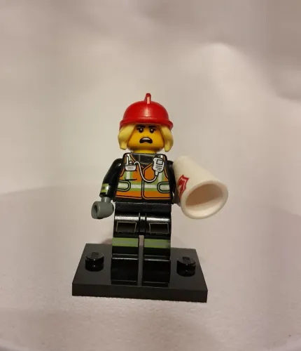 Minifigura LEGO bombeira séries 19