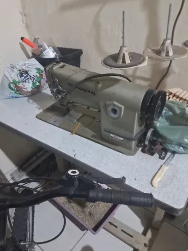 Máquina de costura, sem o motor