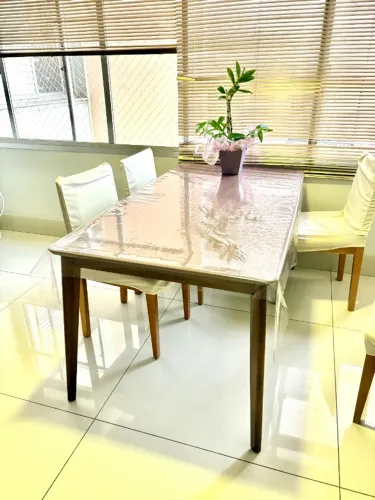 Vendo Mesa de Jantar em madeira + 4 cadeiras linho