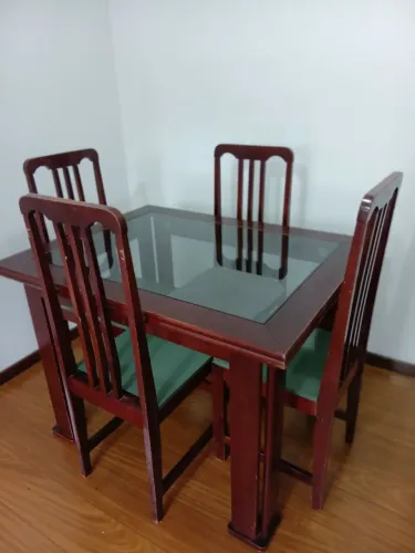 Mesa madeira maciça e tampo de vidro 