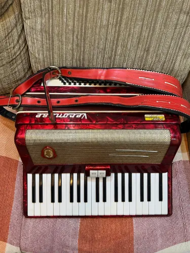 Acordeon / sanfona /gaita Veronese 80 baixos com 2 registros dente de coelho)