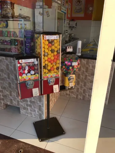 Máquina de bolinha pula pula