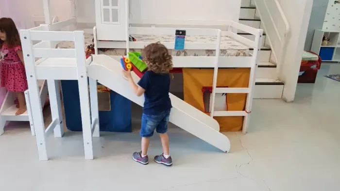 Cama infantil com escorregador