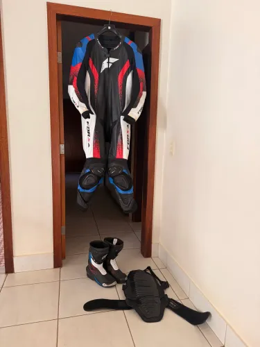 Kit Macacão Forza tricolor moto Mugello Pro Couro- 1 Peça