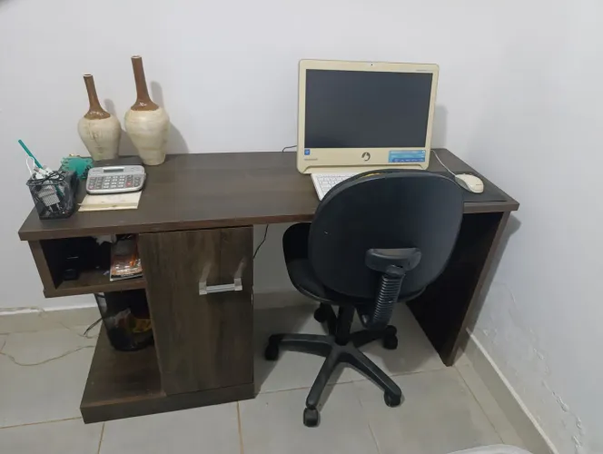 Computador, mesa e cadeira