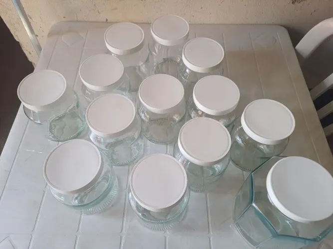 Potes de mantimentos e utensílios 15 reais cada um.