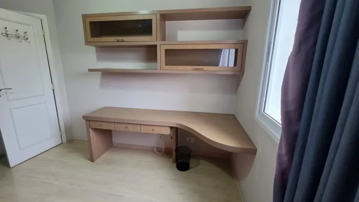 Mesa e estante com vidro
