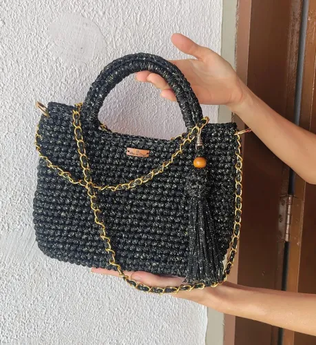 Bolsa de crochê com fio 100% poliéster.