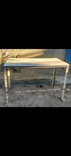 Vendo esta mesa toda de cantoneira leia a descrição