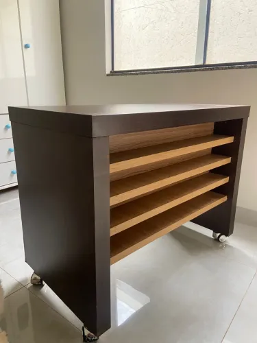 Mesa de madeira marrom em excelente estado Medidas: C= 90 x L=50 x A=65cm