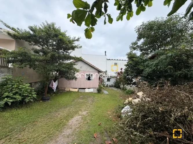 Terreno com 240m² no bairro Capoeiras em Florianópolis / SC