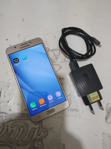 Celular Samsung J7 Metal 16gb e 2gb ram. Tem detalhes leia bem toda a descrição