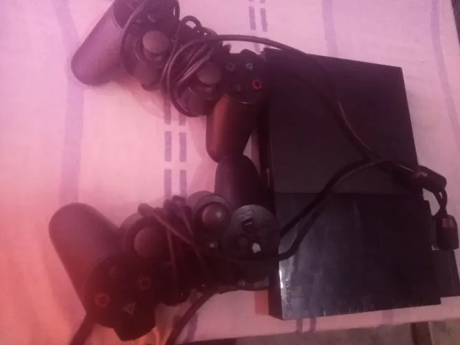 Vendo Playstation 2 sem nenhum detalhe com 2 controles e 8 jogos funciona perfeitamente
