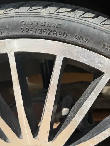 Roda aro 20 com pneus estados de novos