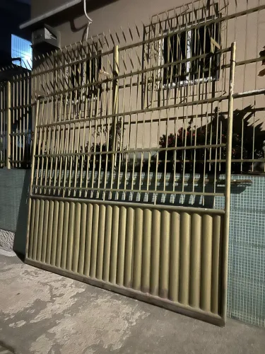 Portão de aço com motor.