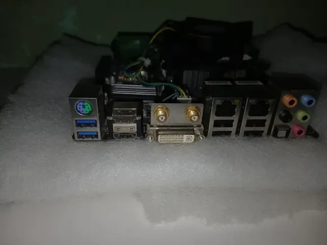 Kit Mini-ITX Completo: Gigabyte H77 + Xeon E3-1230 v2 (Equiv. i7) + 2GB + Cooler e Espelho