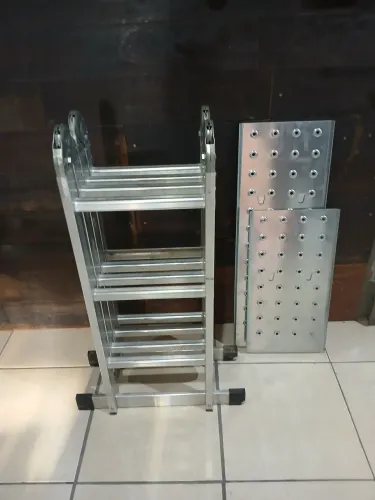 Escada articulada semi nova apenas 400,00 reais