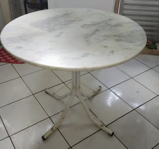 Vende-se mesa