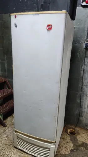 Freezer vertical cervejeiro e gelo