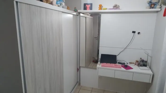 Roupeiro e painel com espelho