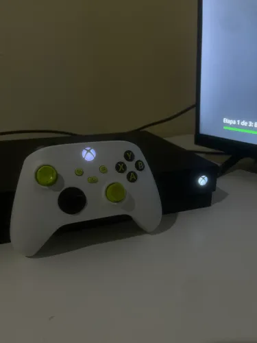 Vendo Xbox One X com vários jogos