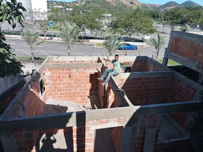 Pedreiro das fundações aos acabamentos