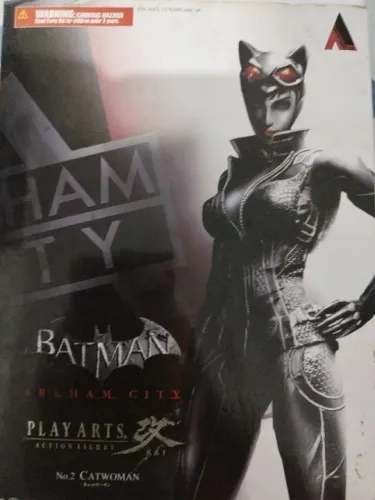 Figura de Ação Catwoman Batman Arkham City Play Arts Kai