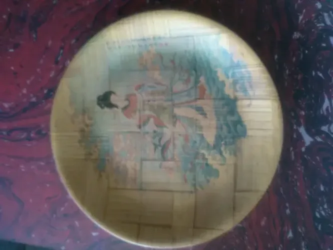Prato decorativo chinês,  de 23 cm, montado com lâminas e com gravura de Kwan Yin.