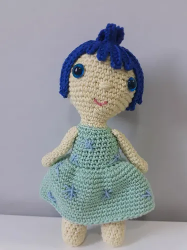 Boneca de crochê da Alegria, do filme Divertida Mente