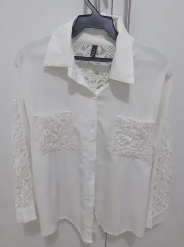 Blusa branca com detalhes em renda