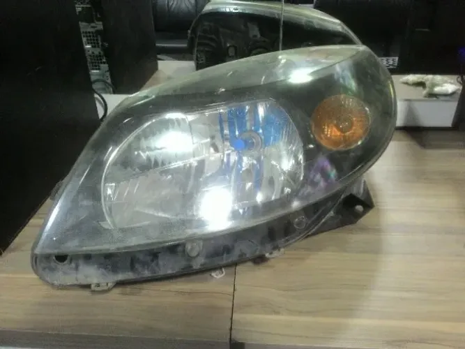 Farol Esquerdo Renault Sandero Máscara Negra 2008 a 2011 *3-A