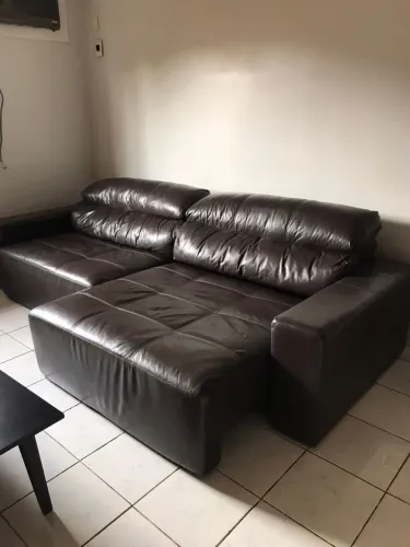 SOFÁ COURO LEGÍTIMO