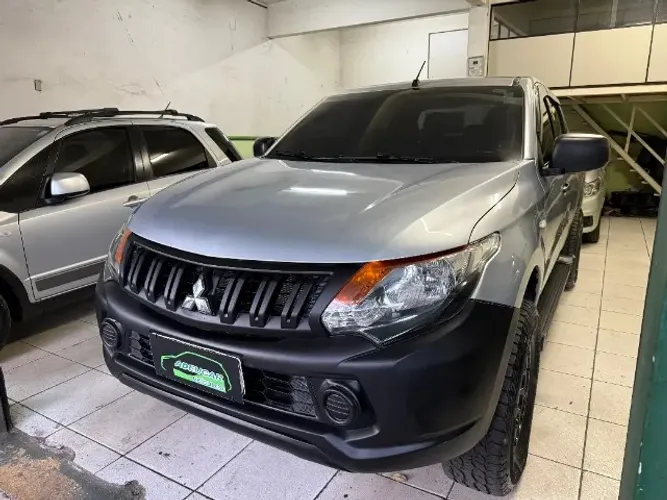 Mitsubishi L200 4x4 Manual 2021 - Muito conservada
