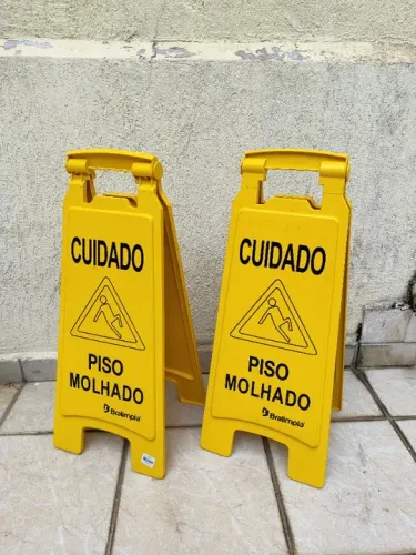 Placa / Cavalete de Sinalização Piso Molhado Retrátil