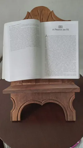 Aparador de livros bíblia