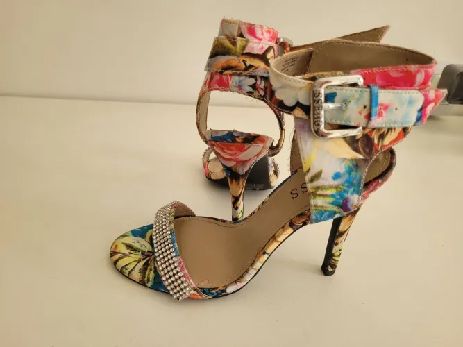 Sandália marca Guess Floral original
