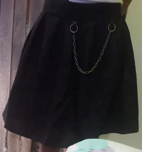 Saia Preta com Detalhe em Corrente