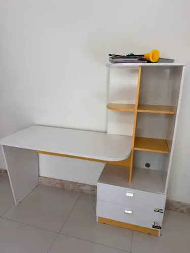 "Sofisticação e Praticidade: Escrivaninha Elisa Permóbili em Branco para um Ambiente Elega