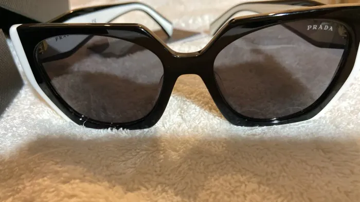 Óculos de Sol Prada - Design Elegante
