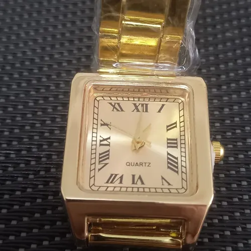 Relógio feminino dourado.